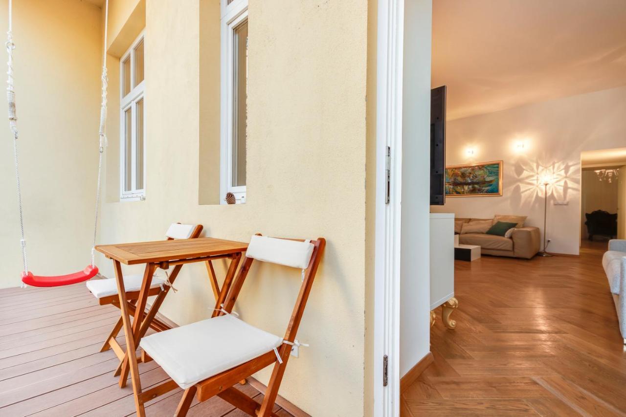 And Luxurious Beethovnova Apartma